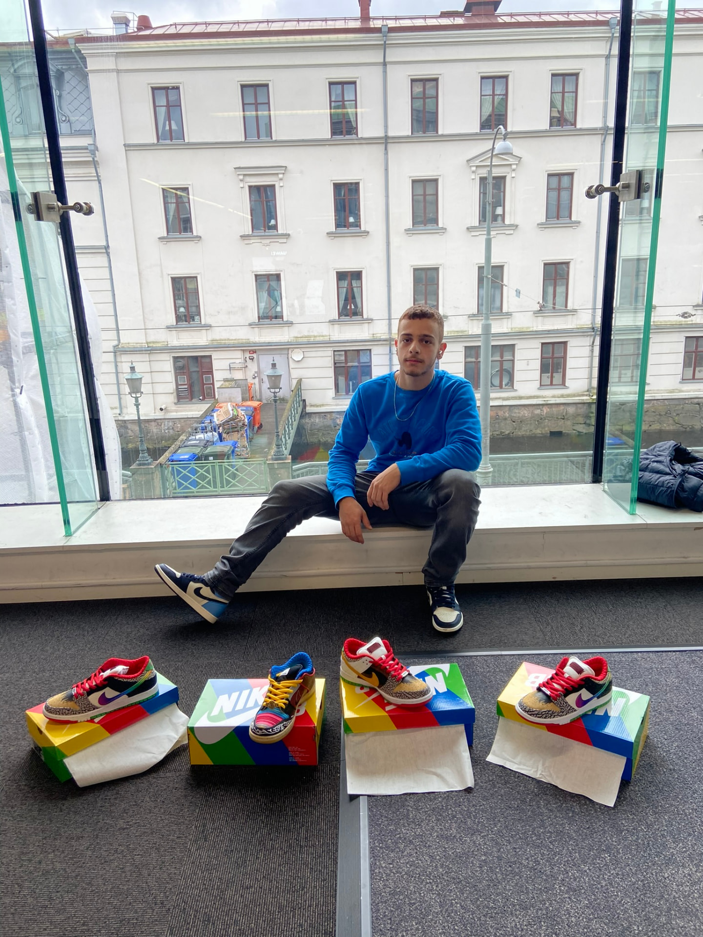 Nezar Naser med fyra par sneakers uppställda på originalkartonger