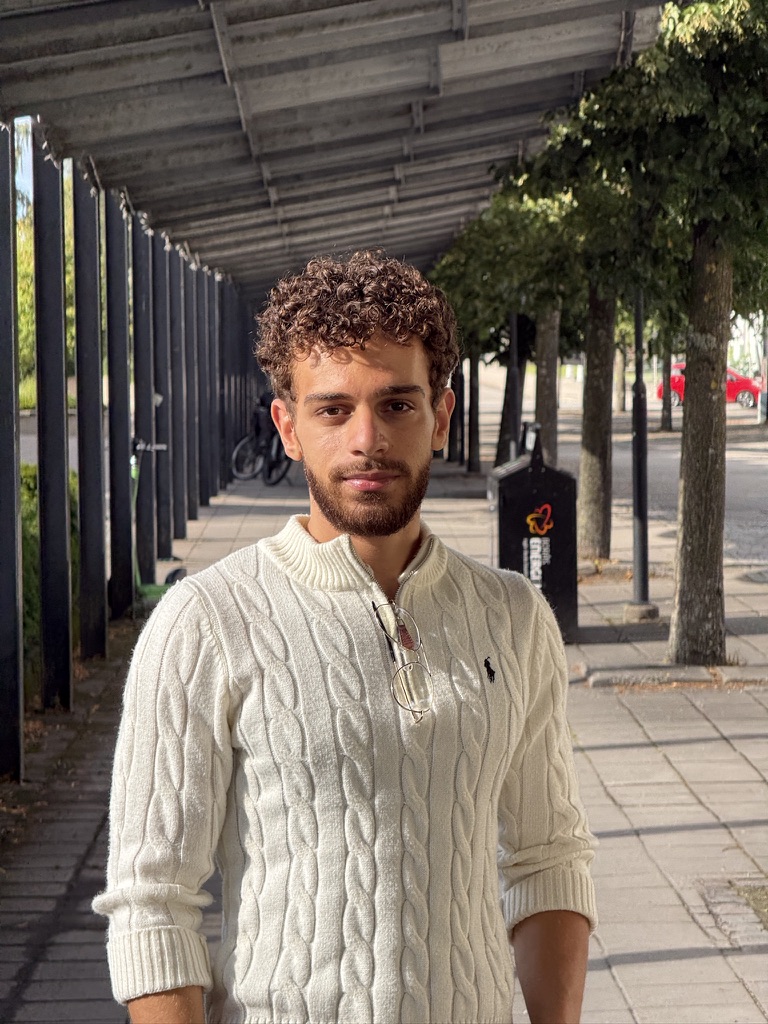 Nezar Naser, producent och grundare av NV Media AB, fotograferad utomhus i Borås
