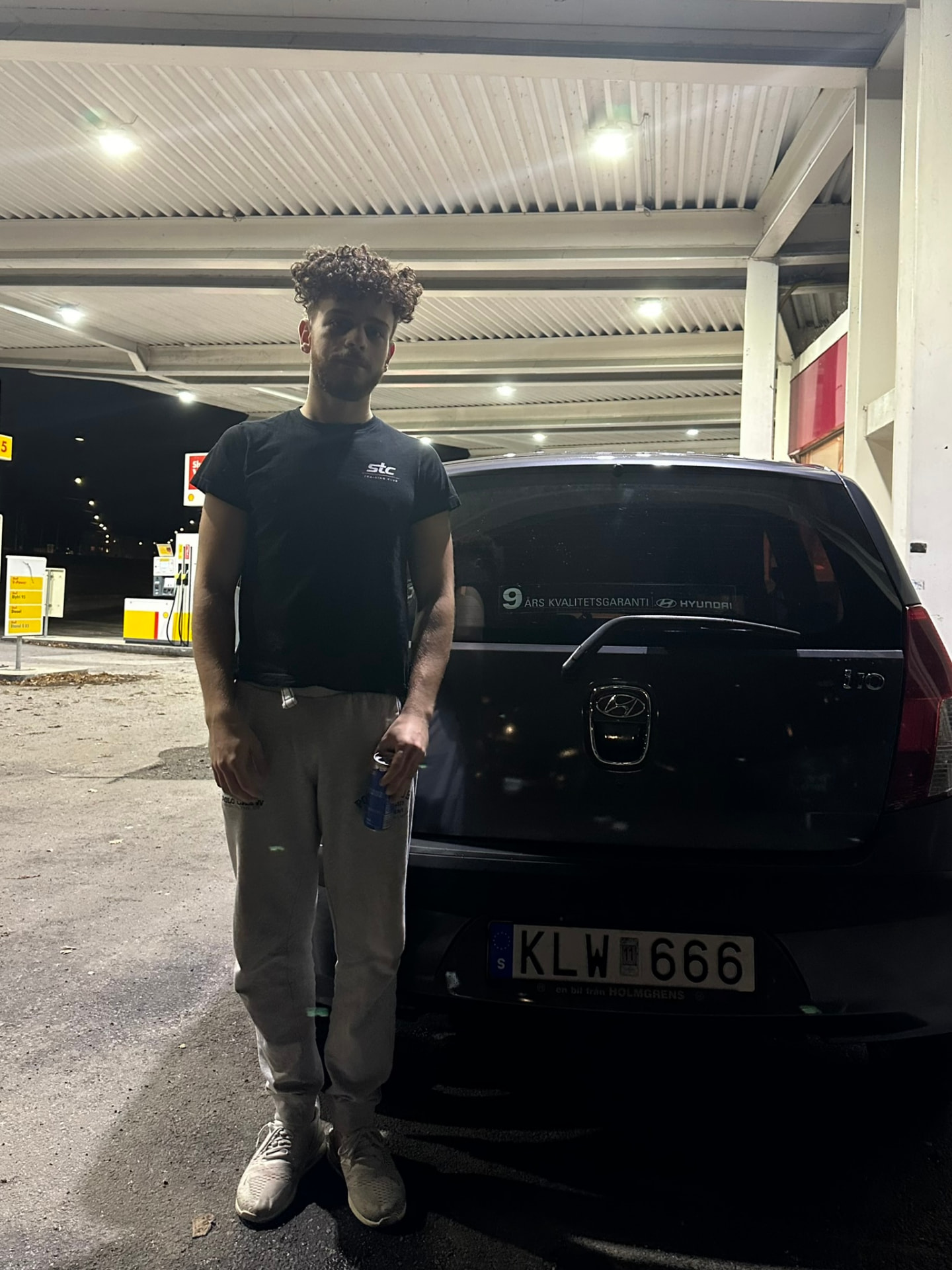 Nezar Naser vid sin bil på en bensinstation en kväll, året då bolaget låg still